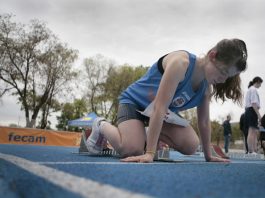 Mujer preparándose para correr una carrera