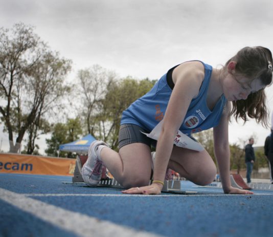 Mujer preparándose para correr una carrera