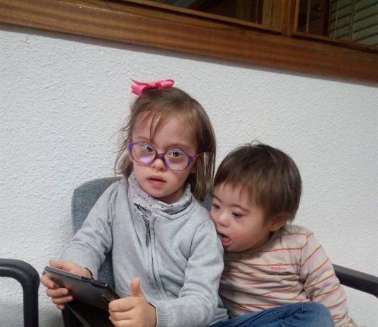 ¿Qué es la discapacidad intelectual? Niños con tablet
