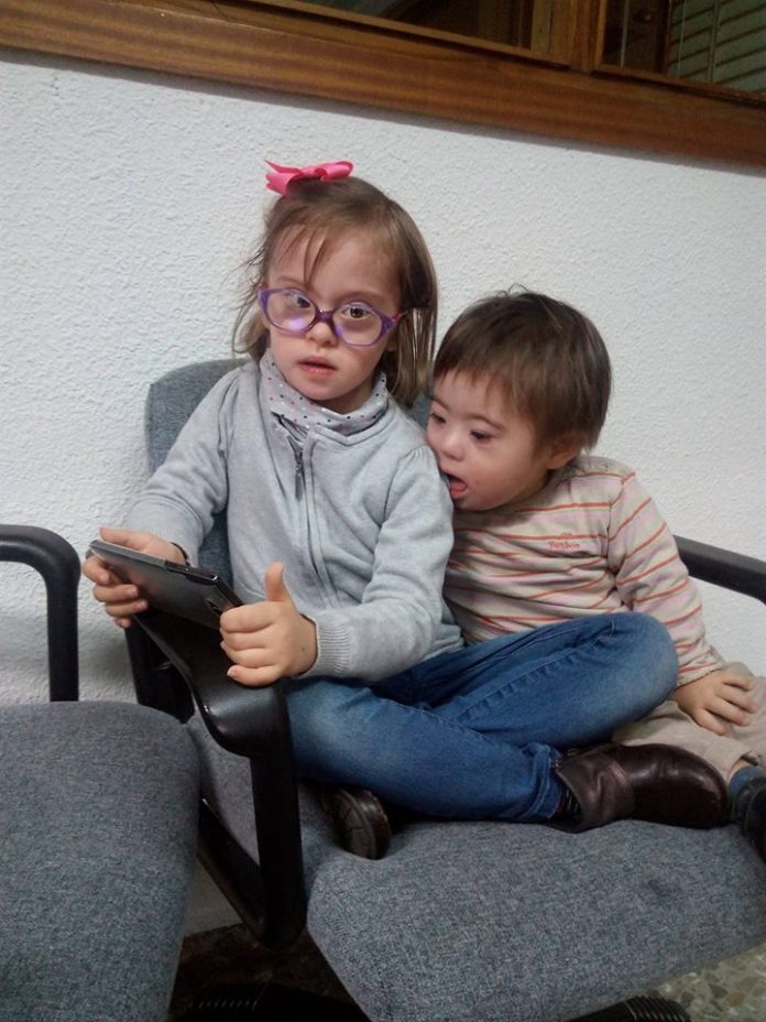 Niños con tablet Niños con tablet