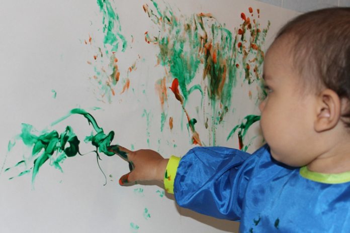 Niño pintando con los dedos Niño pintando con los dedos