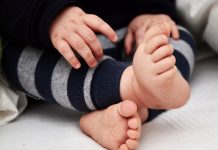 Mi hijo mete los pies hacia dentro Bebé sentado, se destacan pies y manos