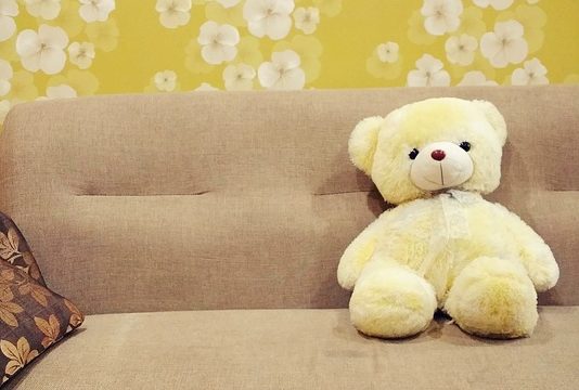 Alergia respiratoria de interior Peluche sobre sofá