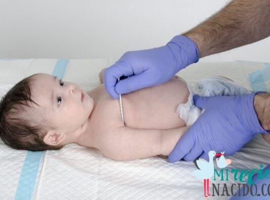 Cuidados del bebé en tiempos de coronavirus toma de temperatura del bebé