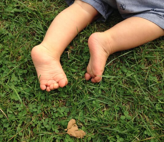 Bebés con pies descalzos pies descalzos bebé