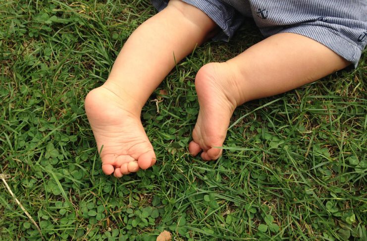 pies descalzos bebé